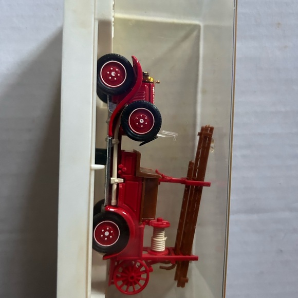 Miniature die cast fire engine in display case - Picture 4 of 9